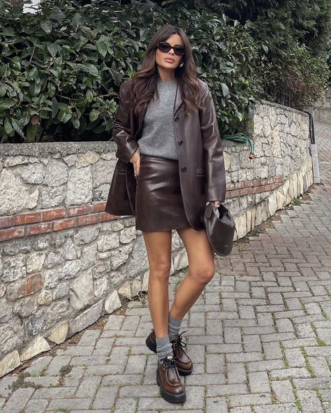 Brown Mini Skirt Outfit, Brown Leather Skirt Outfit, Mini Skirt Outfit Ideas, Leather Skirt Mini, Brown Skirt Outfit, Suede Skirt Outfit, Leather Mini Skirt Outfit, Mini Skirt Outfit, Skirt Outfit Ideas