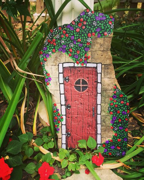 Fairy Door Rock Painting, Paint Shells, Rock Houses, Fairy Garden Doors, Fairy House Crafts, Garden Rock Art, Miniature Gardens, Happy Stones, Fairy Crafts