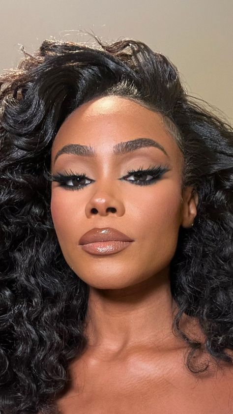 New Year’s Eve Makeup Look Black Women, Dramatic Dark Eye Makeup, Vintage Hollywood Makeup Looks, Brown Glam Makeup Black Women, Hollywood Makeup Black Women, Black Eyeshadow Looks Prom, Elegant Makeup Looks Classy Black Women, Brown Eyeshadow Black Women, Soft Glam Black Women Makeup