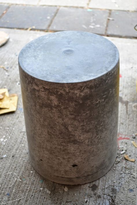 Diy Cement End Table, Diy Concrete Stool, Diy Concrete End Table, Concrete Side Table Diy, Diy Concrete Side Table, Diy Outdoor Side Table, Cement Side Table, Airbnb Aesthetic, Concrete End Table