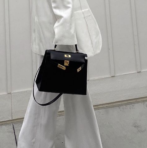 @ootdnewyork10 / outfit / minimal / neutral / white / black / Hermes Kelly / bag Hermes Bags Outfit, Hermes Kelly Bag Black, Birkin Kelly Bag, Kelly Hermes 25, Hermes Kelly Aesthetic, Hermes Kelly 28 Outfit, Black Kelly Bag, Hermes Kelly 25 Outfit, Hermes Kelly Bag Outfit