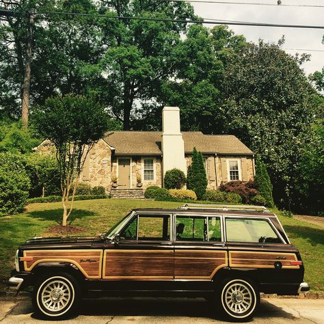 Cocheras Ideas, Wagoneer Jeep, Diy Hobbies, Hobbies Crafts, Classic Jeeps, Grand Wagoneer, Stone Farmhouse, Woody Wagon, Jeep Wagoneer