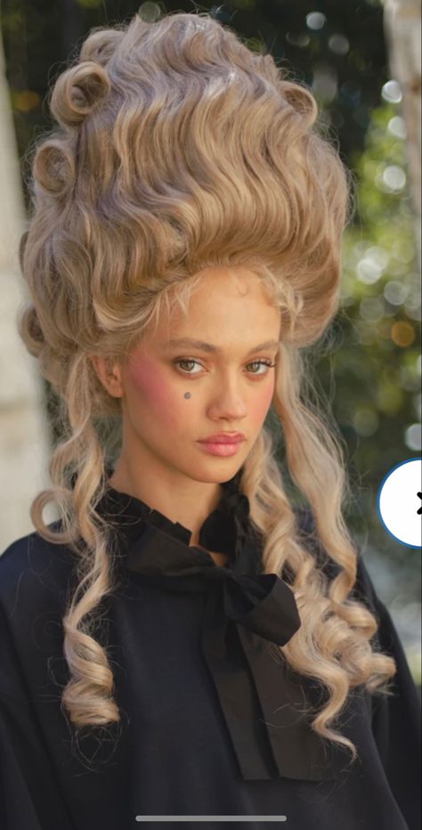 Marie Antoinette Makeup, Rococo Hairstyles, Marie Antoinette Hair, Marie Antoinette Wig, Marie Antoinette Costume, Curly Shag Haircut, Cinderella Hair, Hallowen Ideas, Rococo Fashion