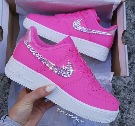 Nike Rosa, Bedazzled Shoes Diy, Nike Shoes Blue, Bedazzled Shoes, Casual Shoes Women Sneakers, Nike Shoes Women Fashion, Pink Nike Shoes, Pretty Sneakers, Preppy Shoes