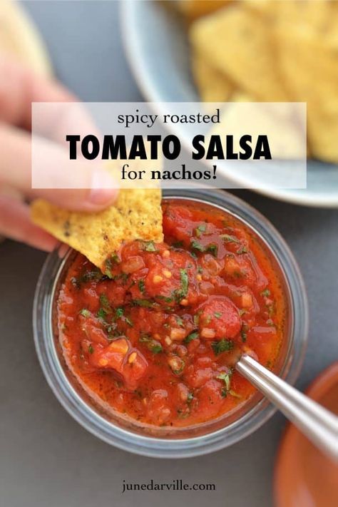 Homemade tomato salsa recipe with roasted tomatoes... A spicy Mexican appetizer dipping sauce to serve with crispy nachos! Nacho Sauce Recipe, Roasted Tomato Salsa Recipe, Nachos Dip Recipe, Salsa Dip Recipe, Tomato Dipping Sauce, Nacho Sauce, Mexican Summer, Valentines Food Dinner, Tomato Salsa Recipe