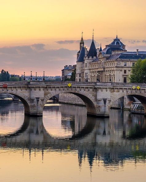 Pont des Arts, Paris Conciergerie Paris, Urban Drawing, Paris Seine, Paris Architecture, Beautiful Paris, La Seine, Chateau France, Paris Photo, World Cities