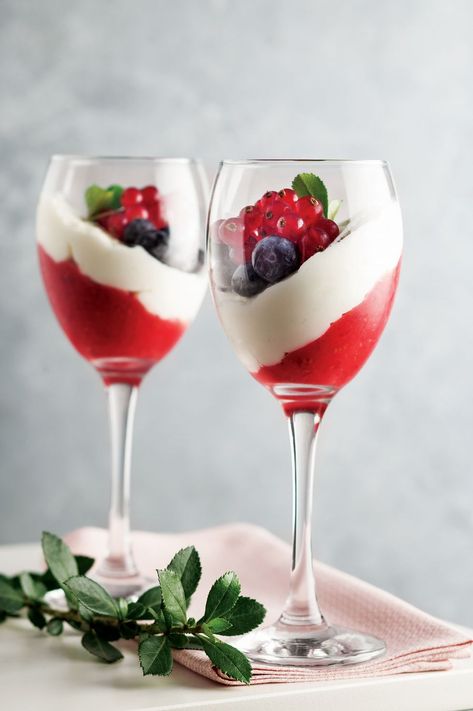 parfait-recipes-mixed-berry-parfaits Healthy Fruit Parfait, Best Parfait Recipe, Easy Parfait Recipes, Easy Parfait, Breakfast At Home, Berry Parfait, School Lunch Recipes, Fruit Parfait, Parfait Recipes