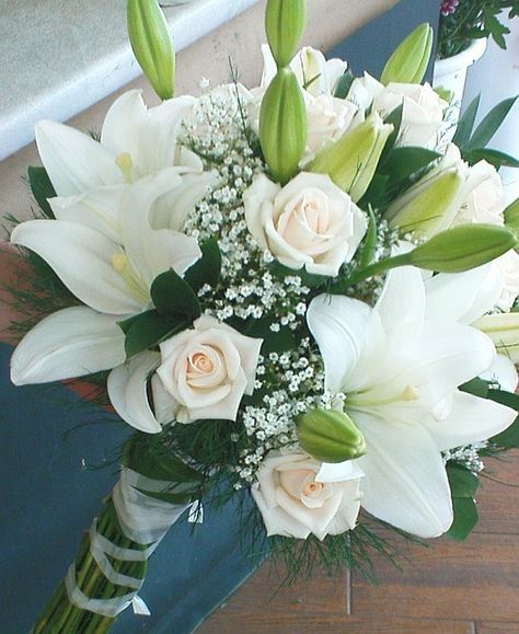 N/A Lilly Bouquet Wedding, Rose And Lily Bouquet, Lily Bridal Bouquet, Dekoratívne Vence, Prom Bouquet, Wedding Bouquets Bride, Lily Wedding, Bridal Bouquet Flowers, Lily Bouquet