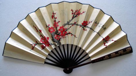 I want this! Traditional Chinese Fan, Chinese Hand Fan, Opera Aesthetic, Chinese Motifs, Japanese Fans, Fan Japanese, Chinese Fans, Fan Tattoo, Chinese Fan