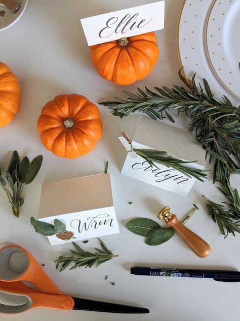 Thanksgiving Place Cards Diy, Thanksgiving Table Place Cards, Thanksgiving Name Cards, Place Cards Thanksgiving, Thanksgiving Note, Diy Place Cards, Place Settings Thanksgiving, Modern Thanksgiving, Printable Place Cards