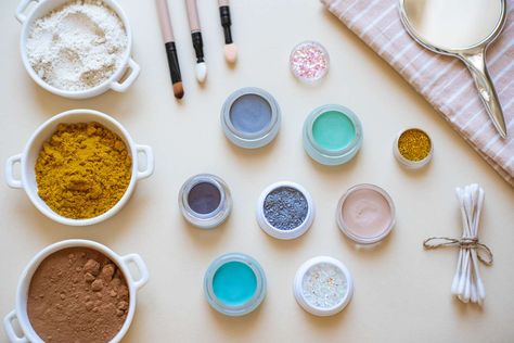 Eyeshadow Recipe, How To Make Eyeshadow, Diy Natural Makeup, Diy Eyeshadow, Diy Makeup Recipe, Body Care Recipes, Makeup Recipes, Creamy Eyeshadow, Homemade Makeup