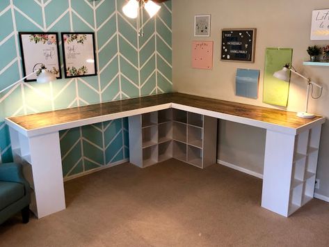 Desk Build, Diy Crafts Desk, Office Craft Room Combo, Craft Room Desk, Diy Corner Desk, Craft Room Tables, Small Craft Rooms, Hack Ikea, Craft Shed