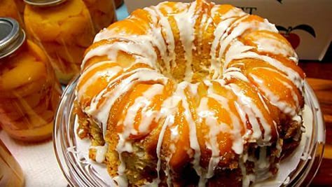 Boozy Peach Upside Down Bundt Cake Recipe | DIY Joy Projects and Crafts Ideas Moist Rum Cake, Peach Cobbler Pound Cake, Boozy Cakes, Peach Upside Down Cake, Peach Pound Cakes, Bundt Recipes, Boozy Cupcakes, Boozy Treats, Upside Down Cakes