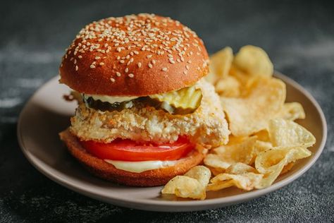 Haddock Sandwich, Baked Haddock Recipes, Cheeseburger Recipes Homemade, Homemade Hamburger Patties, Best Homemade Burgers, Garlic Aioli Recipe, Grilled Burger Recipes, Baked Haddock, Haddock Recipes