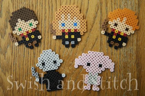 Harry Potter Perler Bead Character and House Crests Ornaments - Swish and Stitch Bead Art Patterns, Harry Potter Perler Beads, Perler Bead Earrings, Harry Potter Christmas Tree, Hamma Beads Ideas, Easy Perler Bead Patterns, Melty Bead Patterns, Anniversaire Harry Potter, Easy Perler Beads Ideas