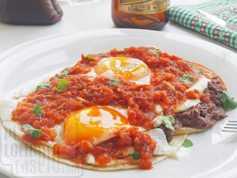 Salsa Ranchera, Huevos Rancheros Recipe, Casa Mila, Frijoles Refritos, Mexican Breakfast Recipes, Huevos Fritos, Latin Food, Mexican Dishes, Vegetable Pizza