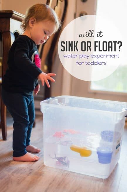 Will their toys sink or float? Find out with a fun science experiment that's just perfect for toddlers! Science Experiments For Toddlers, Experiments For Toddlers, Sink Or Float Experiment, Experiments For Preschoolers, Vetenskapliga Experiment, Science For Toddlers, Sink Or Float, February Ideas, Science Week