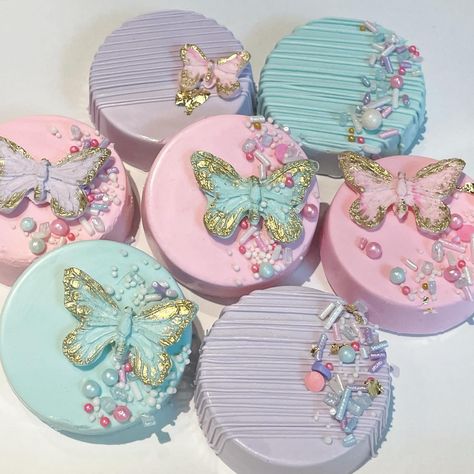 Butterfly Candy Table Ideas, Butterfly Treat Table, Butterfly Dessert Table, Butterfly Treats, Butterfly Birthday Party Decorations, Oreo Treats, Butterfly Birthday Theme, Butterfly Garden Party, Butterfly Baby Shower Theme