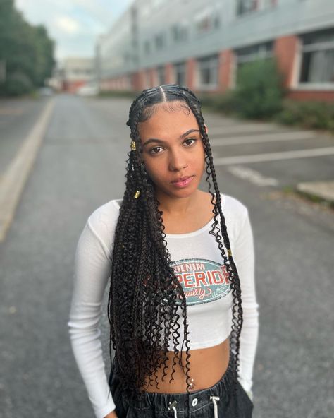 Elevate your style with these 14 laid-back Bohemian knotless braids hairstyles. discover effortless elegance today! Click the article link for more photos and inspiration like this // #bohemianbraids #boxbraids #fauxlocs #goddessbraids #knotlessbraids #locs #longknotlessbraids #shortknotlessbraids Bohemian Knotless Braids Hairstyles, Large Bohemian Knotless Braids, Bohemian Knotless Braids, Knotless Braids Hairstyles, Bohemian Knotless, Stylish Ponytail, Bohemian Braids, Colored Braids, Blonde Braids