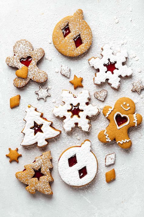 It’s not Christmas without Gingerbread Cookies! This tried and true gingerbread cookie recipe is packed with festive flavors and spice. Sandwich them together with jam, caramel, or chocolate to turn them into gingerbread linzer cookies! #gingerbreadcookies #gingerbread #linzercookies #christmascookies #bakedambrosia | bakedambrosia.com Linzer Cookie, Linzer Cookies Recipe, Gingerbread Cookie Dough, Gingerbread Dough, Gingerbread Cookies Decorated, How To Make Gingerbread, Linzer Cookies, Ginger Bread Cookies Recipe, White Chocolate Chip Cookies