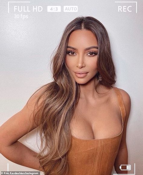 Kim Kardashian Light Brown Hair, Kardashian Hair Color, Khloe Kardashian Hair, Rambut Brunette, Kim Kardashian Hair, Kardashian Hair, Bronde Hair, Kim Kardashian And Kanye, Brown Hair Balayage