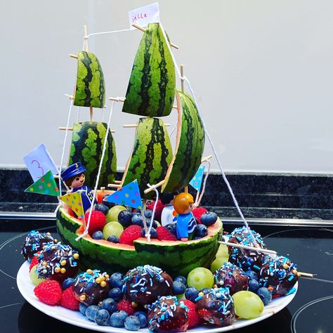 Watermelon boat for birthday party on school. Fruit Boat, Watermelon Boat, Boat Ideas, Watermelon Fruit, Watermelon Recipes, Fruit Salad Recipes, Boat Design, Cucumber Salad, Side Salad