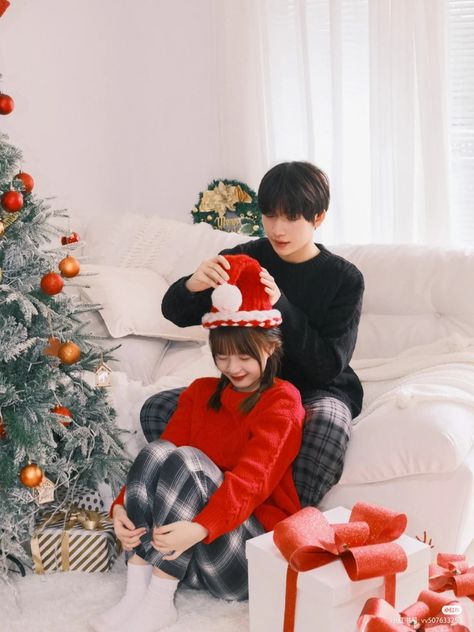 Christmas Poses For Couples, Couple Poses Drawing, Christmas Poses, Xmas Theme, Couple Pose, Christmas Set, Figure Poses, Bts Merch, Christmas Couple