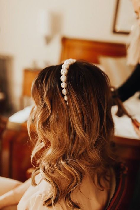 Pearl Headband Wedding Hair Down, Bridal Hair With Pearl Headband, Bride Pearl Headband, Pearl Headband Wedding Hair, Wedding Hair Headband Down, Pearl Bridal Hair Accessories, Pearl Wedding Hair Pieces, Wedding Headband Hair Down, Bridal Headband With Hair Down