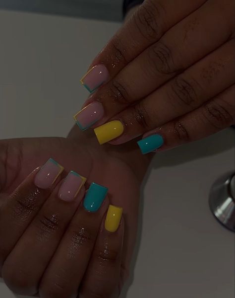 There's a new beauty trend taking over Instagram and it's absolutely stunning. Say hello to "quartz nails". Short Nail Designs Girly, Short Vacation Nails Black Women, Short Nail Simple Designs, Basic Nail Sets, Short Real Nails Ideas, Real Nails Manicure Ideas, Short Baddie Nail Ideas, Vacation Nails Black Women, Summer Nails Black Women