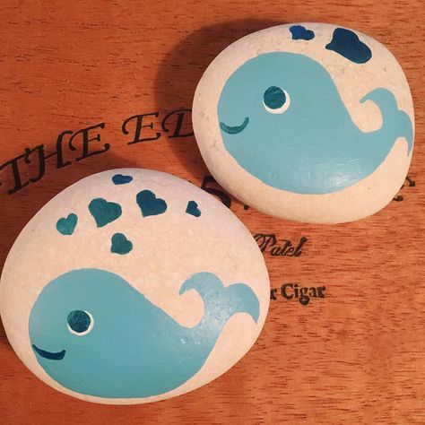 Whale Painting, Diy Rock Art, Rock Painting Ideas, Painted Rocks Kids, Painted Rocks Craft, Painted Rocks Diy, Painted Shells, Rock Painting Ideas Easy, Rock Painting Patterns