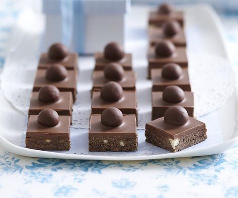 Choc-malt slice Malteser Slice, Biscuit Crust, No Bake Slices, Easy Biscuit, Coconut Slice, Slice Recipe, Chocolate Slice, Caramel Slice, Biscuits Easy