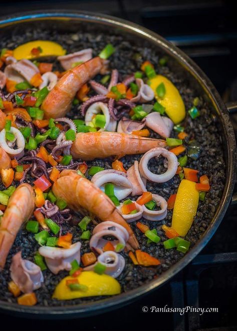 Paella Negra (Arroz Negre) Recipe - Panlasang Pinoy Paella Negra Recipe, Pan Fried Shrimp, Filipino Recipe, Filipino Foods, Paella Recipe, Seafood Paella, How To Peel Tomatoes, Spanish Cuisine, Fried Shrimp