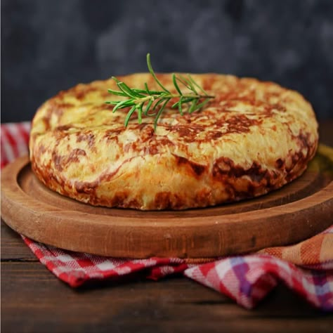 Traditional Spanish tortilla (potato omelette) recipe Brunch Barcelona, Spanish Tortilla Recipe, Traditional Spanish Recipes, Spanish Tapas Recipes, Spanish Tortilla, Spanish Omelette, Omelets Recipe, Tapas Recipes, Omelette Recipe