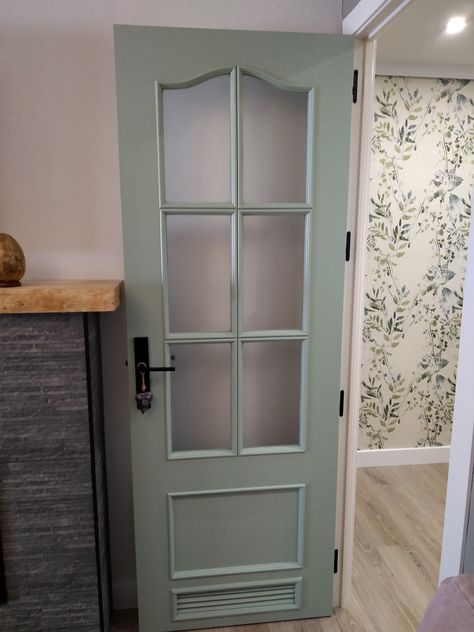 Puerta pintada en verde macilla con nuestra Línea Essential satinada Room Doors Color, Painted Bedroom Doors, Meadow Field, Cheap Remodel, Interior Door Colors, Cottagecore Home, Casa Vintage, Aesthetic Rooms, Kitchen Doors