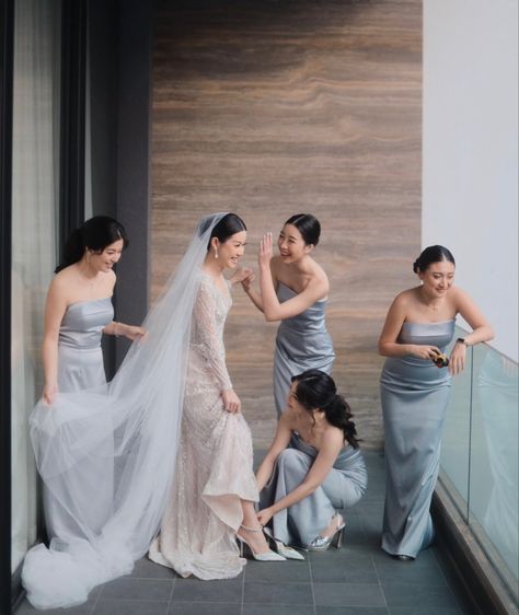 Photoshoot With Bridesmaids, Malay Wedding Bridesmaid, Bride And Bridesmaids Photoshoot, Bridesmaid Shoot Photo Ideas, Bridesmaid Poses Photo Ideas, Bridemaids Pose, Entourage Gowns Bridesmaid, Bridesmaid Poses With Bride, Korean Bridesmaid