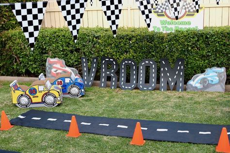 Entry Table Decorations, Race Car Party Ideas, Car Party Ideas, Race Car Theme Party, Ground Table, F1 Party, Two Fast Two Furious, Car Theme Party, Race Car Birthday Decorations