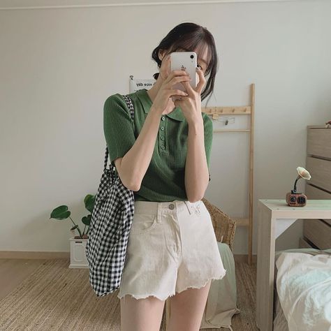 Green Polo Outfit Woman, Green Polo Outfit, Polo Outfit Women's, Polo Outfit, Cute Modest Outfits, Green Polo, Korean Girl Fashion, Easy Trendy Outfits, Ulzzang Fashion