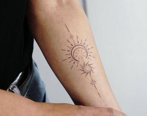 Sun And Moon Tattoos, Tattoo Sonne, Half Moon Tattoo, Moon Sun Tattoo, Back Of Arm Tattoo, Sun And Moon Tattoo, Moon Tattoos, Boho Tattoos, Unalome Tattoo