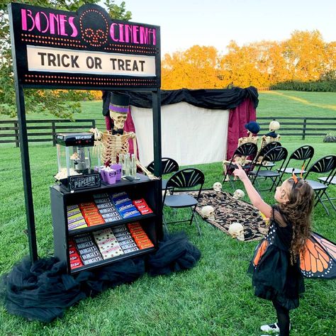 Halloween Decorations Backyard Party, Halloween Movie Night Birthday Party, Outdoor Movie Night Halloween, Movie Theater Concession Stand Ideas, Halloween Concession Stand, Outdoor Halloween Movie Night Ideas, Tent Or Treat Ideas, Scary Movie Themed Birthday Party, Diy Concession Stand Ideas