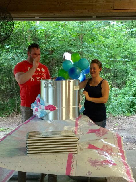 Crawfish pot gender reveal!  It's a southern thing Crawfish Gender Reveal Ideas, Crawfish Gender Reveal Party, Crawfish Boil Gender Reveal Ideas, Crawfish Gender Reveal, Crawfish Boil Gender Reveal, Crawfish Boil Party, Crab Boil, Gender Party, Shrimp Boil