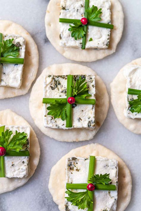 Goat Cheese Christmas Present Appetizers – She Keeps a Lovely Home Christmas Wedding Appetizers, Christmas Theme Appetizers, Christmas Open House Ideas, Holiday Appetizers Christmas Parties, Xmas Appetizers, Cheese Christmas, Christmas Potluck, Green Snacks, Kreative Snacks