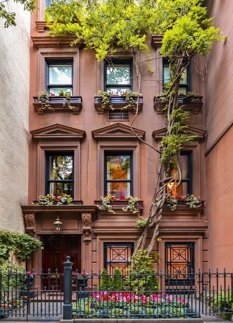 Ancient wisteria vine creates a magical vibe at this urban space Brownstone House, Nyc Brownstone, Brownstone Homes, New York Brownstone, Nyc Townhouse, Townhouse Exterior, Apartments Exterior, Apartment Exterior, Brooklyn Brownstone