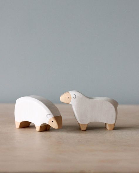 Toys Painting, Wooden Sheep, Odin Parker, Mini Crafts, Whittling Projects, Wooden Reindeer, Wooden Bear, Wood Animal, Wood Puzzles