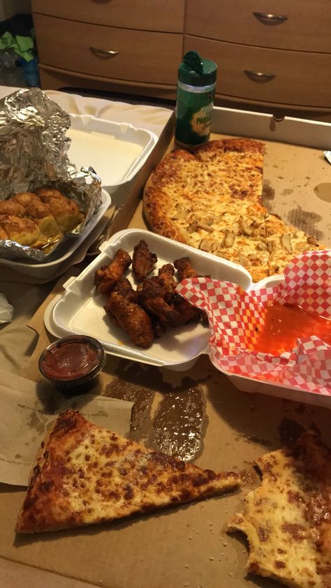 #food#pizza#wings#munchies#foodporn Pizza And Wings Party Ideas, Pizza Wings Party, Wings And Pizza Party, Pizza And Wings Aesthetic, Pizza And Wings, Pizza And Chicken Wings Aesthetic, Hero Aesthetic, Buffalo Chicken Pizza Aesthetic, Pizza Wings