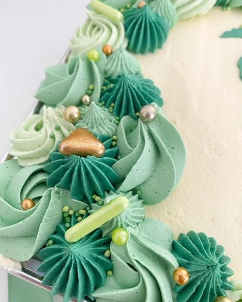 JK Bakes on Instagram: "We had to share a close up of the piping today! Okay so I am fan girling a bit over Josh’s piping but I wouldn’t be a good fiancée if I didn’t, right! 😍 • All the greens were @colour.mill 🌲 • Tips used Wilton 8B, Wilton 1M and 2 nameless tips from a random set 😅 • Fondant stamp from @bakeboxboutique ✈️🧳 • #stevenagecakes #cupcakepiping #cupcakesofinstagram #cupcakestagram #caketrend #cakephotography #cakephoto #cakeblogger #cakeblog #sheetcake #traybakecake #sheetcake Green Sheet Cake, Carrot Cake Decoration, Traybake Cake, Wilton 1m, Cupcake Piping, Travel Cake, Fan Girling, Green Sheets, Green Cake