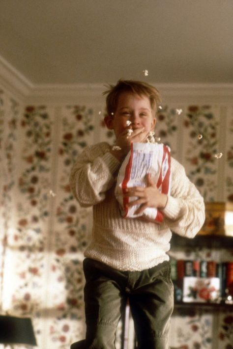 Home Alone 1, Merry Chrysler, Home Alone 1990, Home Alone Movie, Kevin Mccallister, Home Alone Christmas, Christmas Films, Macaulay Culkin, 2000s Nostalgia