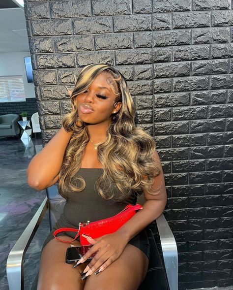 Highlighted Wig On Dark Skin, Wand Curls With Highlights Wig, Side Part Highlights Wig, Blond Highlights Wig Black Women, Side Part Blonde Highlights Wig Black Women, Black With Blonde Highlights Wig, Black Wig With Highlights, Blonde Wig Black Highlights, Fire Wig