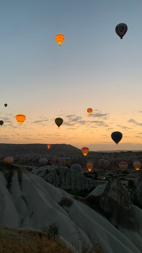 Aesthetic Views Nature, Cappadocia Wallpaper, Aesthetic Vision Board Wallpaper, Sunset Wallpaper Iphone, Pretty Landscapes, 背景 シンプル, I Want To Travel, Hot Air Balloons, Alam Yang Indah