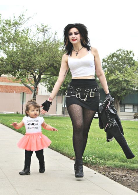 Punk Mom, Outfits Punk, Scene Punk, Casual Goth, Punk Culture, Punk Looks, Punk Pins, Glam Metal, Kawaii Fashion Outfits