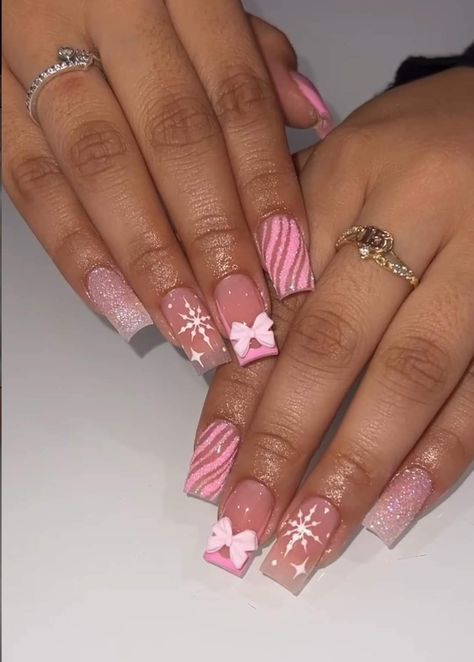 Simple Short Winter Nail Designs, Pink Glitter Christmas Nails, Pink Winter Nails Short, Short Pink Christmas Nails, Christmas Nails Short Red, Pink Candy Cane Nails, Girly Christmas Nails, Pink And White Christmas Nails, Christmas Nails Acrylic Short